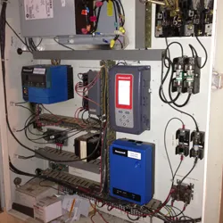 Gabinete elÃ©ctrico corroÃ­do daÃ±ado por condiciones extremas en una planta de tratamiento de aguas residuales.