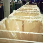 Cajas revestidas con ZERUST ICT510-CLHD, listas para el envío de piezas de automoción, resaltando sus capacidades de protección contra la corrosión.