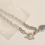 Collar de plata en bolsa de polietileno que demuestra la eficacia de la película antideslustre.