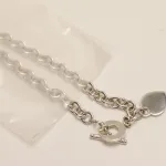 Collar de plata en bolsa de polietileno que demuestra la eficacia de la película antideslustre.