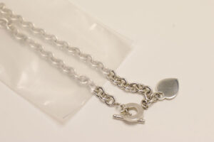 Collar de plata en bolsa de polietileno que demuestra la eficacia de la película antideslustre.