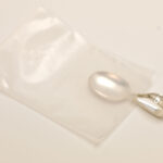 Joyas de plata protegidas en bolsa de polietileno con película antideslustre ZERUST ICT520-CB1.