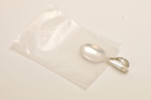 Joyas de plata protegidas en bolsa de polietileno con película antideslustre ZERUST ICT520-CB1.
