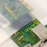 Primer plano del hardware de la computadora en una bolsa de polietileno ZERUST ICT520-CB1