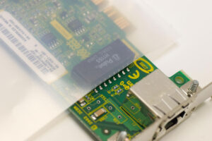 Primer plano del hardware de la computadora en una bolsa de polietileno ZERUST ICT520-CB1