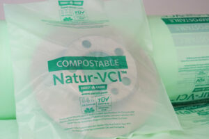 Primer plano del rollo de película Nature-VPCI con rotor, destacando la tecnología de embalaje biodegradable y compostable.