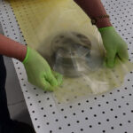 Rotor de freno colocado dentro del tubo ZERUST VCI, que ilustra el embalaje protector.