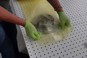 Rotor de freno colocado dentro del tubo ZERUST VCI, que ilustra el embalaje protector.