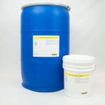 Concentrado de producto químico ZERUST AxxaWash NW-10C y soluciones diluidas al 1%, 5% y 10% para una limpieza eficaz de conservación a base de agua.