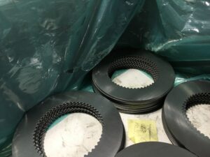 Piezas metálicas recubiertas con ZERUST Axxanol A35CD-7 y envasadas en ZERUST VCI para una prevención avanzada de la oxidación