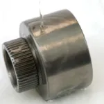 Aplicación de ZERUST Axxanol 33CD-HF, un inhibidor de corrosión de alto punto de ebullición, en piezas de metal mecanizadas para una protección duradera contra el óxido.