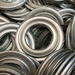 Piezas recubiertas con el preventivo contra la oxidación de alto punto de inflamación ZERUST Axxanol 34CD-HF directamente de la línea de fabricación