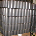 Latas automotrices recubiertas con el protector contra la corrosión ZERUST Axxanol 34CD, listas para un envío seguro y libre de corrosión.