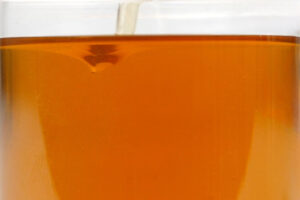 Aditivo para aceite VCI ZERUST® Axxanol™ 707C mezclado con aceite de motor 5w-30 para una mayor protección contra la corrosión.