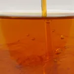 ZERUST Axxanol 710C se añade con precisión al aceite de motor 5w-30, lo que ilustra el proceso de dilución para una protección óptima contra la corrosión.