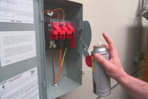 El aerosol inhibidor de corrosión eléctrica ZERUST Axxanol 718-ESS aplicado en un panel eléctrico muestra su película protectora que no mancha contra ambientes corrosivos.