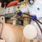 Aplicación nebulizable de ZERUST Axxatec 85-F en un sistema de gas offshore, mostrando la cobertura protectora del preventivo de corrosión VCI a base de agua.