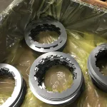 Componentes metálicos protegidos con Axxanol A35CD-32 y empaquetados en film Inhibidor de Corrosión por Vapor (VCI) de ZERUST para una seguridad a largo plazo mejorada.