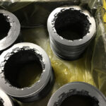 Componentes metálicos recubiertos con ZERUST Axxanol A35CD-32 rp seco al tacto, mostrando una protección efectiva contra la corrosión.