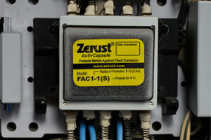 Uso de ZERUST ActivCapsule FAC1-1(S) para la prevención de corrosión instantánea en un armario eléctrico