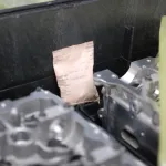 Primer plano del emisor VCI de corrosión instantánea en el material de estiba para la seguridad del bloque del motor
