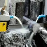 Primer plano del proceso de corte utilizando aditivo de fluido para trabajar metales para el tratamiento de agua dura.