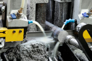 Primer plano del proceso de corte utilizando aditivo de fluido para trabajar metales para el tratamiento de agua dura.