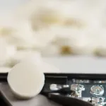 Primer plano de la tableta ZERUST Cor Tab VCI que proporciona protección contra la corrosión para componentes de computadora