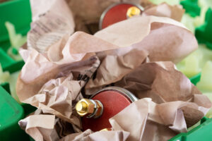 Piezas metálicas aseguradas con papel VCI Premium para envío