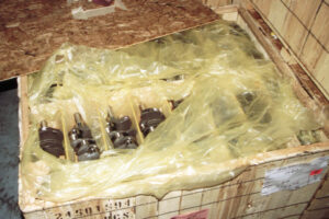 Caja revestida con película VCI limitadora de humedad ZERUST ICT504-LM para embalar cigüeñales durante el envío