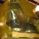 Partes metalicas en tarima envueltas en Pelicula VCI encogible