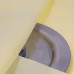 Primer plano de las hebras tejidas de VCI Plastic Scrim sobre metal para mayor durabilidad