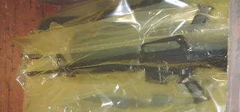 Rifles automáticos en bolsas ZERUST dentro de una caja de envío para un transporte seguro