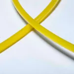 Primer plano de un tubo emisor hueco y flexible de VCI para diversos usos de protección