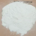 Primer plano del polvo ZERUST AxxaVis PX-05-AN, un aditivo neutralizador de ácido para procesos de enjuague de metales.