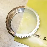 Empaque protector para un engranaje grande demostrando la tecnología ZERUST.