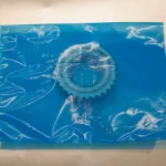 Engranaje metálico pequeño asegurado dentro de una Bolsa VCI Plana de ZERUST.