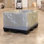 Bolsa VCI con Fuelle de ZERUST forra una caja de estiba retornable.