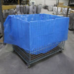 Bolsa VCI con Fuelle Azul Multimetal de ZERUST forra una caja de acero.