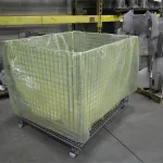Bolsa con fuelle hecha de Película VCI ZERUST ICT510-PCR30 forrando una caja para una protección contra la corrosión mejorada.