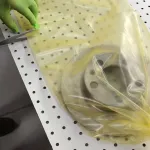 Rotor de freno empaquetado en tubo de polietileno VCI hecho de Película VCI ZERUST ICT510-PCR30, demostrando protección avanzada contra la corrosión.