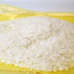 Primer plano de pellets de resina de polietileno reciclado al 30% utilizados en la fabricación de Película VCI PCR ZERUST ICT510-PCR30.