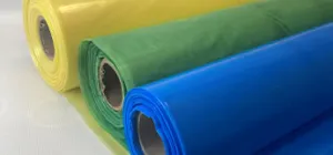Diversos rollos de película de protección contra la corrosión en amarillo, azul y verde, adecuados para varios metales.