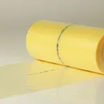 Rollo de película amarilla diseñado para proteger componentes metálicos.