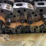 Componentes de motor en un palé cubierto por lámina protectora antes del empaque.