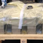 Componentes de motor empaquetados en lámina protectora para prevención de la corrosión durante el almacenamiento y transporte.
