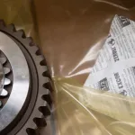 Desecante ZDC de ZERUST combinado con la película VCI ICT510-C, envolviendo un engranaje metálico para prevenir la corrosión y el daño por humedad.