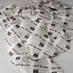 Vista de cerca de los Desecantes ZDC de ZERUST de 1 unidad y 1/2 unidad, enfatizando las diferencias de tamaño y el material de embalaje.