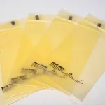 Solución de empaquetado para pequeñas piezas ferrosas mostrando la tecnología ZERUST.