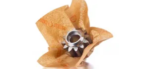 Engranaje metálico asegurado con papel VCI ZERUST para protección contra la corrosión